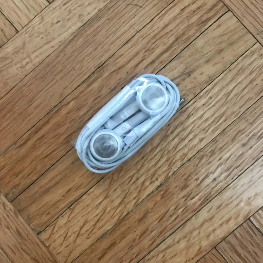 Apple Headphones with 3.5 mm Headphone plug
